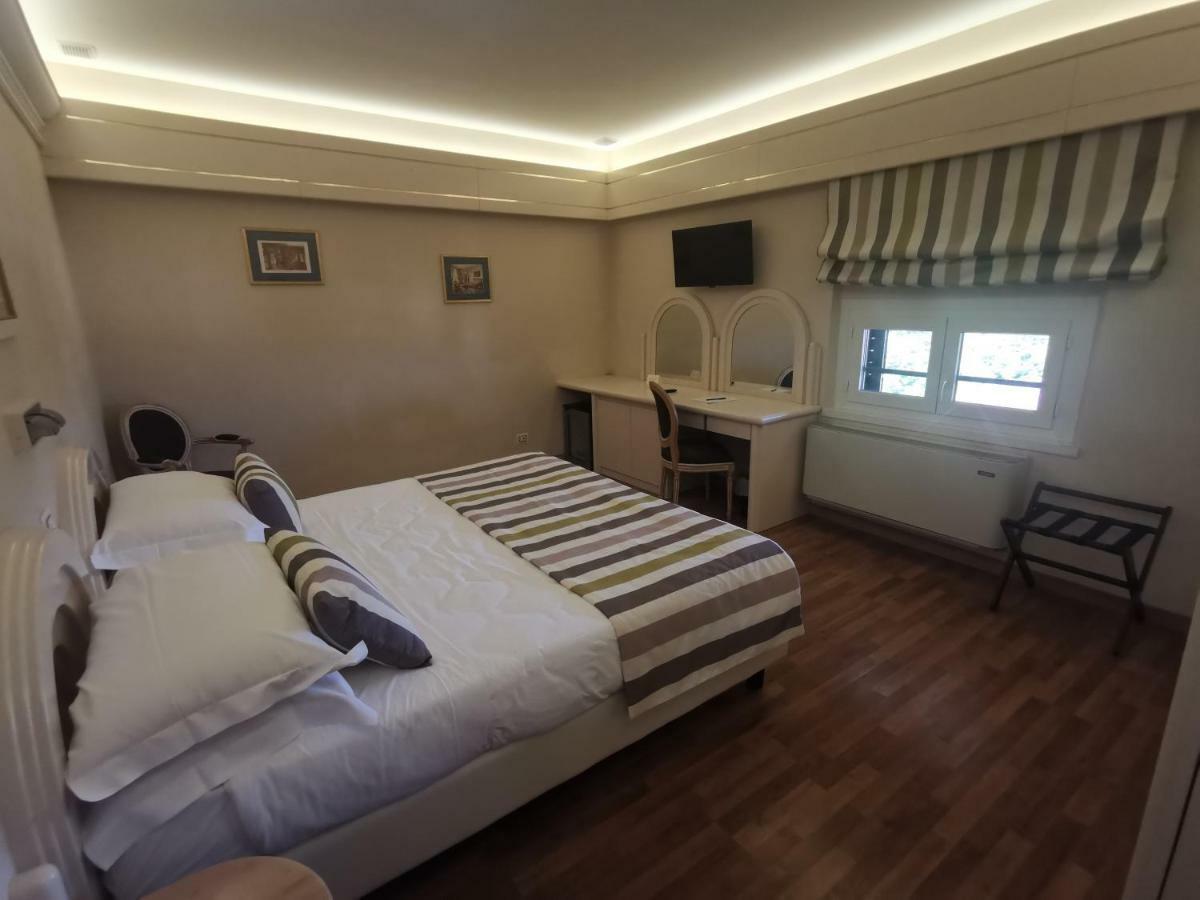 Grand Hotel Vittoria Montecatini Terme Szoba fotó